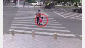 손녀 끌고 무단횡단하던 中 할아버지 교통사고로 사망