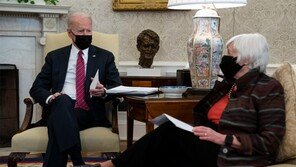 바이든-옐런 장관 마스크 쓰고 대화