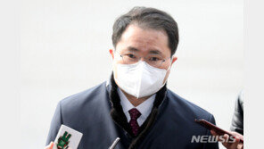 공수처 차장 첫 출근…“우병우 변호 등 우려 불식할 것”