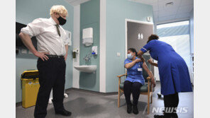 英 “전국 요양원 노인 60만명에 백신 접종 완료”…존슨 “중대한 이정표”