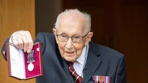 코로나 성금 수백억 기부한 英 100세 노병, 확진 판정받고 입원