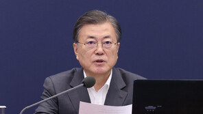 “손실보상 제도화前 지원책 필요” 文대통령, 4차 재난지원금 시사