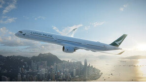 홍콩 “BNO 여권은 안돼” 승무원에 교체 지시…中英 갈등 커져