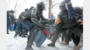 ‘나발니 석방’ 요구 시위대 진압하는 러 경찰