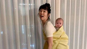 사유리, 아기 포대기 매기도 어려워 “초보엄마 파이팅”