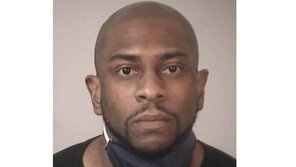 피트니스센터 여성 탈의실 천장서 훔쳐보다…천장 와르르