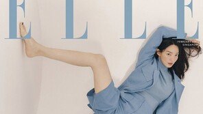 신민아, 모델 포스는 여전…고난도 포즈도 완벽 소화