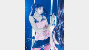 블랙핑크 리사, 란제리룩에 망사스타킹…큐티섹시 매력