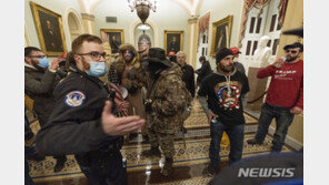 ‘의사당 난입’ 시위대 사살한 美 경관, 불기소될 듯