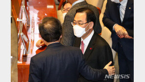 주호영 “코로나 긴급생존자금 추진…여야정 협의체 제안”