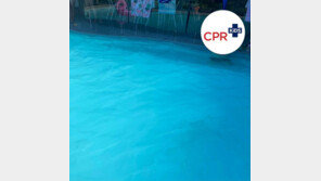 ‘텅 빈 수영장에 사람이?’ 파란색 수영복이 위험한 이유