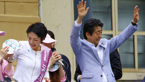 ‘돈봉투 선거’ 日가와이 의원 사퇴…스가에 정치적 부담