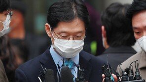 ‘김경수 폭행’ 50대 유튜버, 1심서 집행유예…“고의 인정”