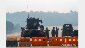 미얀마서 첫 거리시위…군부는 SNS 저항 틀어막아