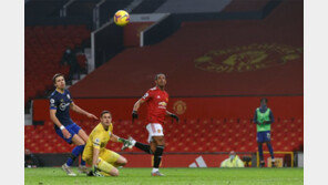 공은 둥글다는데… 운동장이 기울었나