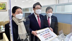野2당 ‘北원전 문건’ 국조 요구서 제출… 민주당 “김종인 망국적 선동” 사퇴 요구