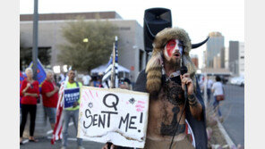 美 의사당 난입 ‘큐어넌 샤먼’ 챈슬리, 감옥서 유기농 음식 먹는다