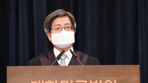 ‘탄핵’ 녹취록 파문에 野 “권력 노예된 사법부 수장…사퇴하라”