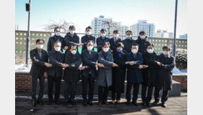 [단독] 與 의원들, ‘X자 악수’ 사진촬영하며 생활방역수칙 안 지켜  