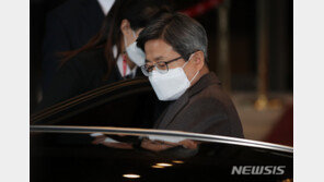 김명수, 퇴근길 재차사과…“정치권 눈치봤나” 묻자 침묵