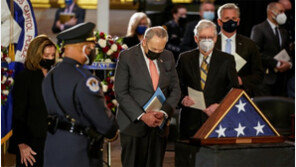 폭력에 맞선 ‘제복’의 마지막 길… 美 여야 따로없이 고개 숙였다