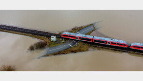 독일 겨울홍수… 아슬아슬한 기찻길