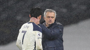 ‘3연패’ 모리뉴 비아냥 “ EPL 최고의 심판…페널티킥 선언 이해 안돼”