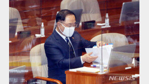 與 ‘자기 확신 절제’ 공개 저격에도…홍남기 “재정건정성 존중해달라”
