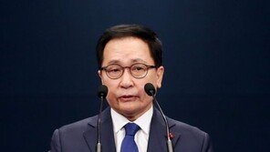 靑 춘추관 깜짝 방문한 유영민 비서실장…소통 강화 행보