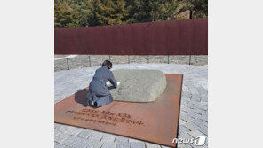 추미애, 盧전 대통령 묘역 방문…“미완의 개혁, 더 나아가야”