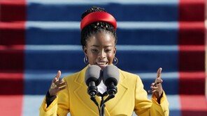 바이든 취임식 빛낸 흑인女시인, 한국 독자들도 사로 잡을까