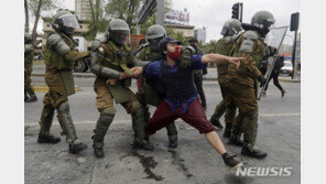 칠레 남부에서 경찰관 총격에 항의시위…건물10채 불타