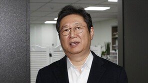 “황희, 국회 ‘병가’ 내고 해외여행” 논란…“비서 착오” 해명