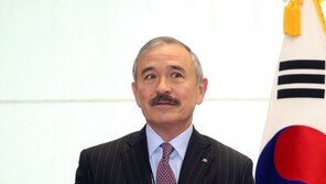 해리스 前대사 “한국, 내 콧수염 두고 인종차별까지…매우 놀라”
