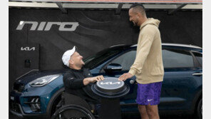 기아, ‘호주오픈’에 공식 차량 전달, 니로 등 130대… 새 로고 공개 행사도