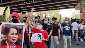 ‘미얀마 시위현장서 10여차례 총성’ 동영상