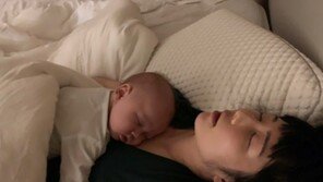 사유리, 육아에 지친 초보엄마? 아들 안고 쿨쿨