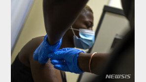 “아스트라제네카 백신 효과, 남아공 변이 바이러스에는 3분의 1 수준”