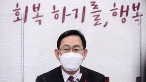 주호영 “김명수, 수치심도 못느껴…사퇴까지 대법원 앞 1인 시위”