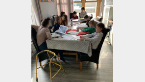 ‘전쟁터가 따로 없네’…19명 자녀와 ‘집콕’하는 엄마