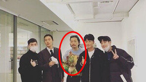 “옷으로 민폐 끼쳐 미안” 이동휘, 류준열 사진전 ‘착시의상’ 사과