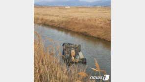 뒤집힌 채로 하천에 빠진 트럭 속 노부부 시민이 구해