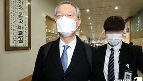 ‘원전평가 관여 의혹’ 백운규 구속영장 기각