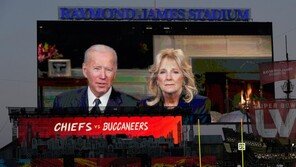 직관 제한에… 3만여명 100달러 내고 ‘사진 입간판’ 응원