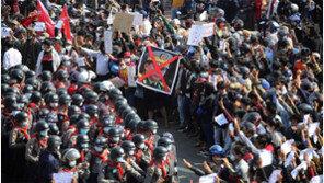 미얀마 수도서 쿠데타 항의 시위… 제2도시엔 계엄령