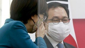 유영민 비서실장 ‘무주택자’ 된 사연…딸에게 2층 단독주택 증여