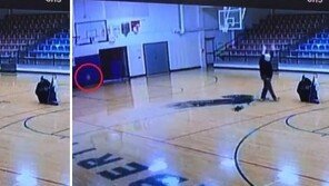 이것이 학교 관리인 ‘클래스’…하프라인서 ‘노룩 슛’ 성공 (영상)