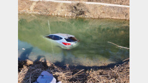 승용차와 함께 저수지에 빠진 70대 ‘자력 탈출’