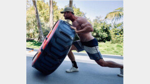 ‘토르’ 헴스워스 벌크업에…대역 스턴트맨도 하루 일곱 끼 ‘고통’