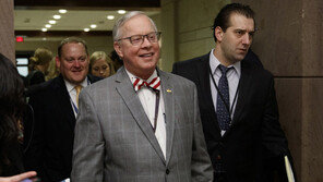 美하원의원, 코로나19 투병 끝 사망…현직 의원 첫 사례